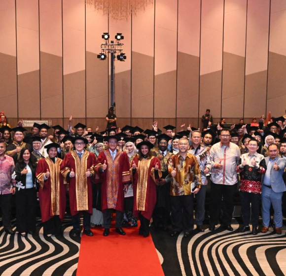 Para usahawan meraikan graduasi mereka dari Program GrowBiz 2024/2025, menandakan kejayaan mereka dalam pertumbuhan dan pembangunan perniagaan.